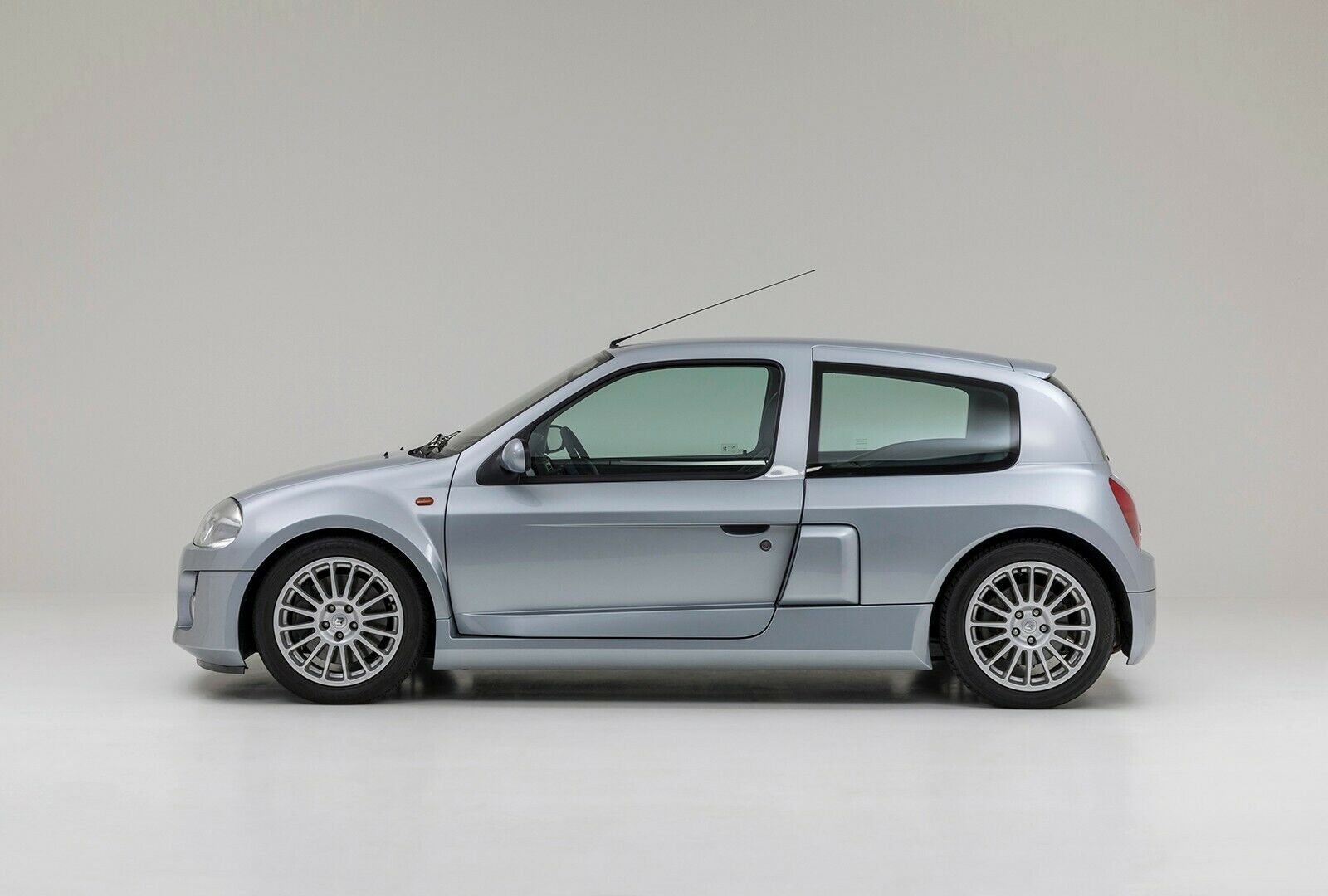 Ilyen őrült autók már sosem lesznek – Renault Clio Sport 3.0 V6 2