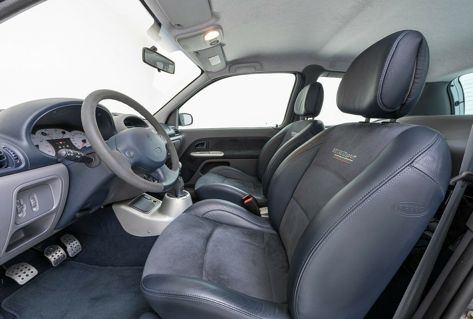 Ilyen őrült autók már sosem lesznek – Renault Clio Sport 3.0 V6 4