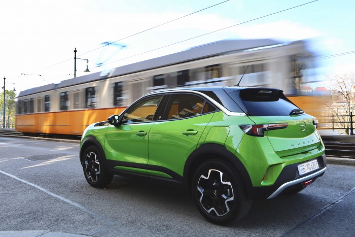 Gusztusos tálalású az első teljesen francia Opel, de milyen az íze? 11