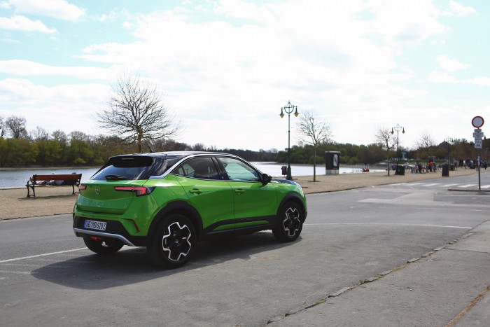 Gusztusos tálalású az első teljesen francia Opel, de milyen az íze? 23