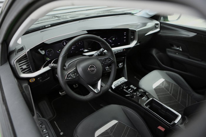 Gusztusos tálalású az első teljesen francia Opel, de milyen az íze? 12