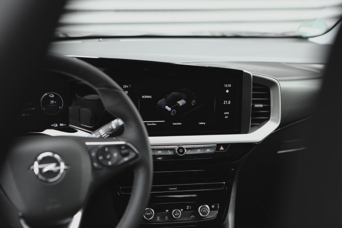 Gusztusos tálalású az első teljesen francia Opel, de milyen az íze? 16