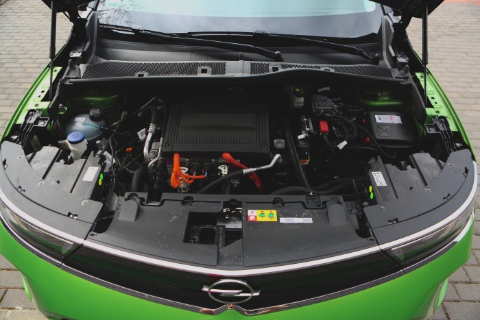 Gusztusos tálalású az első teljesen francia Opel, de milyen az íze? 18