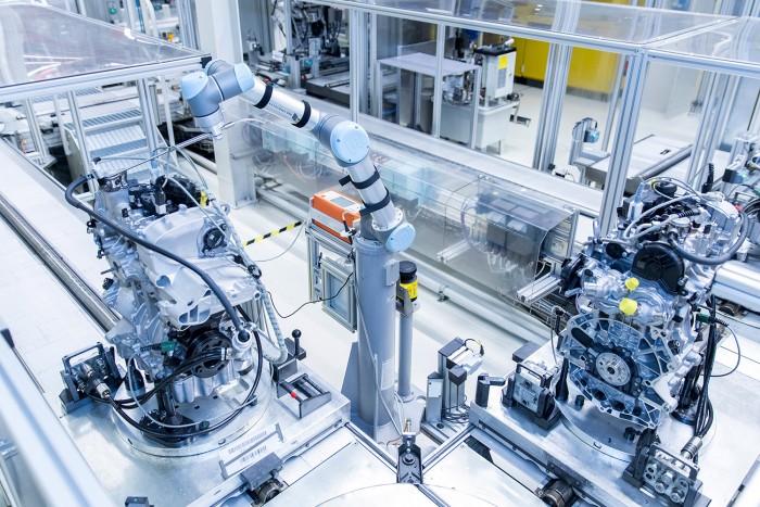 Robotok szaglásszák a győri Audi motorjait 1 | Vezess Robotok szaglásszák a győri Audi motorjait 1