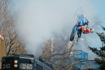 Így néz ki egy vérbeli gymkhana videó motoros szánnal