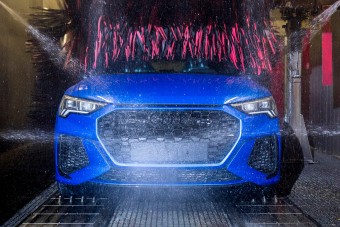 Monszunesővel tesztelik az Audikat Győrben