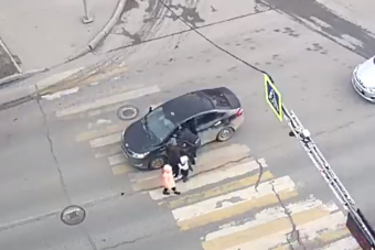 Majdnem elgázolták a lányával siető férfit a zebrán, felpofozta a sofőrt