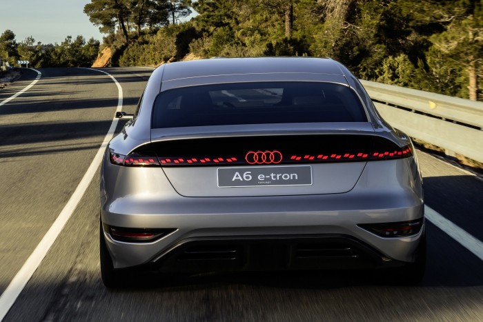 Ennek az autónak filmet vetít a fényszórója 2 Ennek az autónak filmet vetít a fényszórója 2