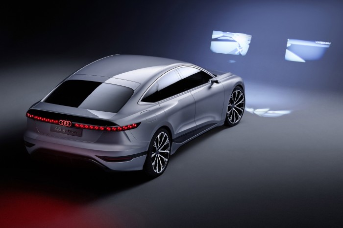 Ennek az autónak filmet vetít a fényszórója 3 Ennek az autónak filmet vetít a fényszórója 3