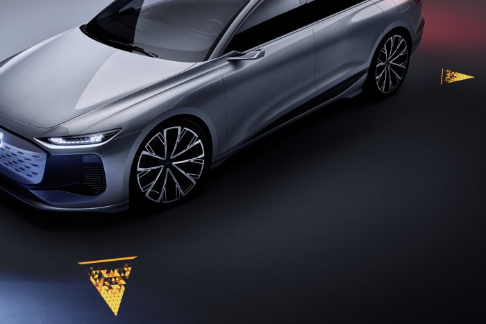 Ennek az autónak filmet vetít a fényszórója 4 Ennek az autónak filmet vetít a fényszórója 4