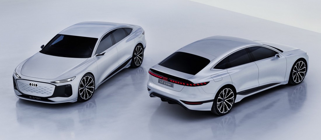 Ennek az autónak filmet vetít a fényszórója