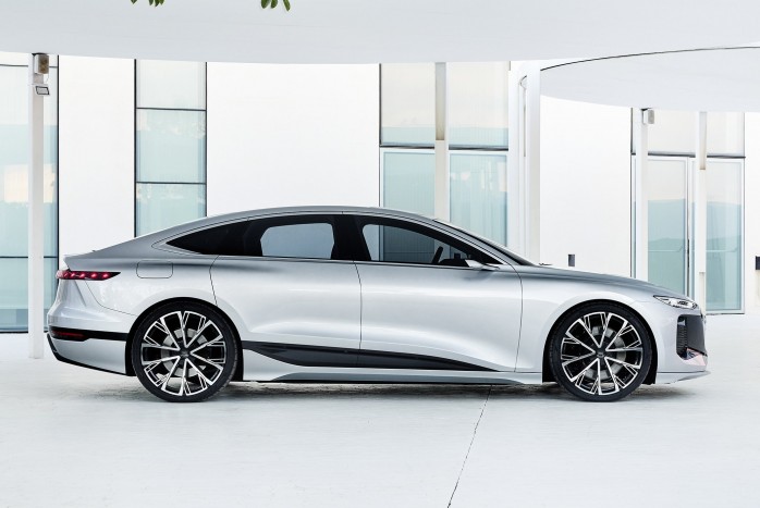 Ennek az autónak filmet vetít a fényszórója 1