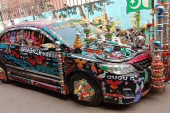 Ez a Toyota már inkább guruló színes szobor, mint használható autó