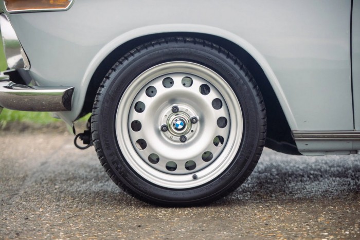 Vajon mit rejt ennek a veterán BMW-nek a motortere? 8