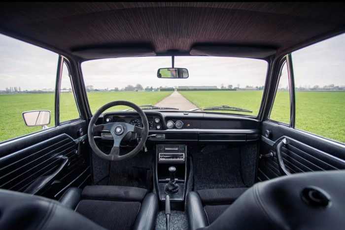 Vajon mit rejt ennek a veterán BMW-nek a motortere? 7