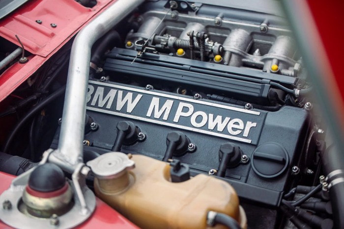 Vajon mit rejt ennek a veterán BMW-nek a motortere? 6
