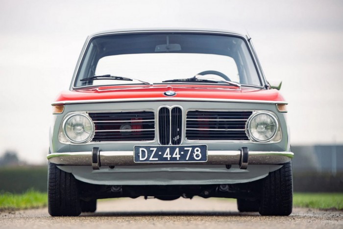 Vajon mit rejt ennek a veterán BMW-nek a motortere?