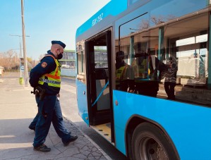 Rengeteg intézkedést hozott a rendőrök buszrazziája