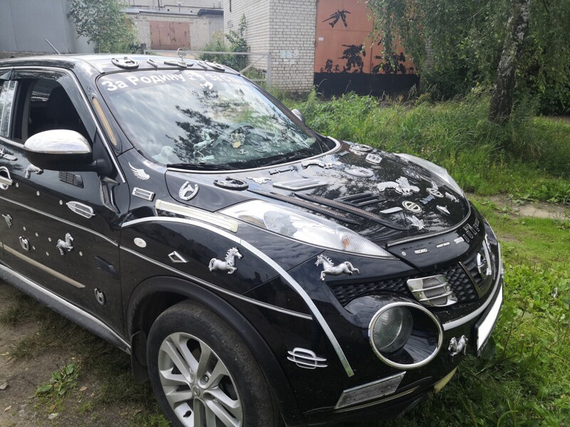 Rengeteg ló és patkó került erre a Nissan Juke-ra 1