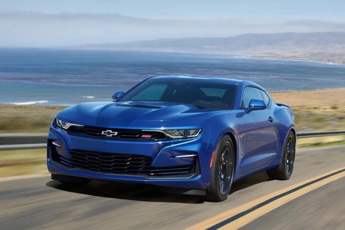 Háromhengeres motort kap a népszerű izomautó