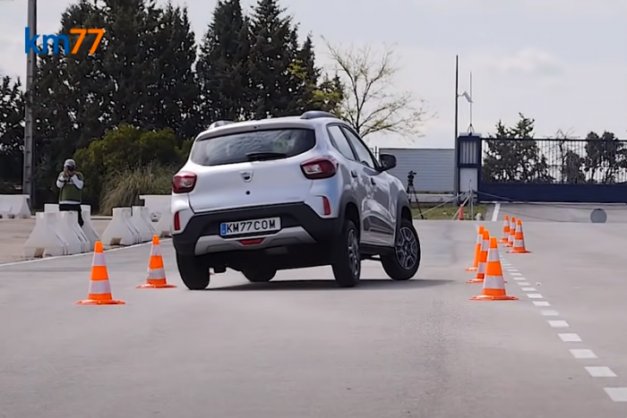 Lehet, hogy lomha lajhár, de piszok jól fordul az olcsó villanyos Dacia