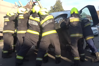 Sofőrrel együtt állították talpra a felborult autót a tűzoltók