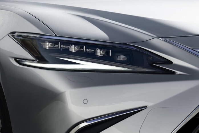 Okosabb lett a Lexus közepes szedánja 6