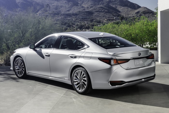 Okosabb lett a Lexus közepes szedánja 7