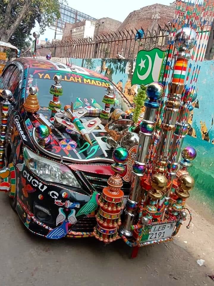 Ez a Toyota már inkább guruló színes szobor, mint használható autó 3