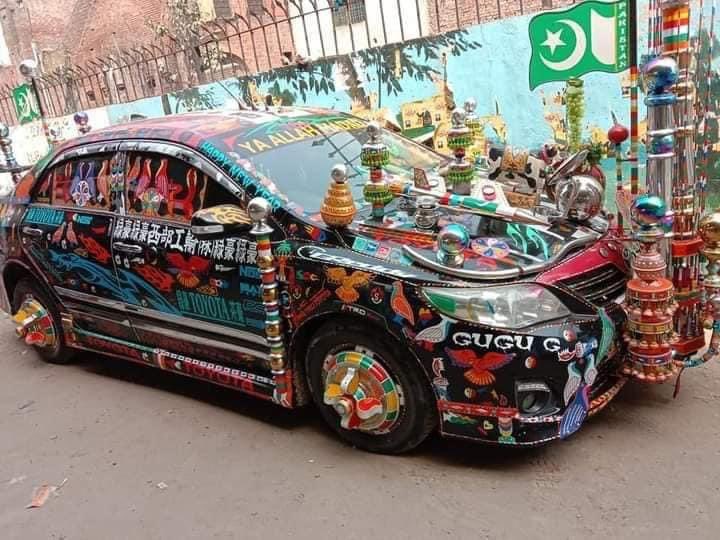 Ez a Toyota már inkább guruló színes szobor, mint használható autó 1