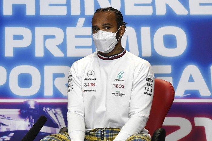 F1: Újabb kínos helyzetbe került Hamilton