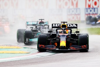 F1: Verstappen nyerte a kaotikus imolai futamot