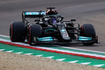 F1: Izgalmas végjáték után Hamiltoné az imolai pole