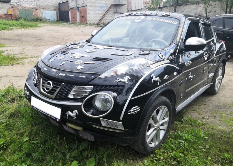 Rengeteg ló és patkó került erre a Nissan Juke-ra 2