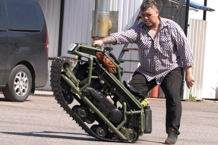 Értelme nincs, viszont őrült menő ez az orosz lánctalpas-motoros izé