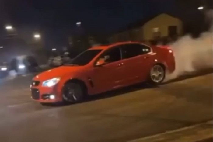 Kereszteződésben égette a gumit, belerohant egy másik autós, akit majdnem meglincseltek ezért