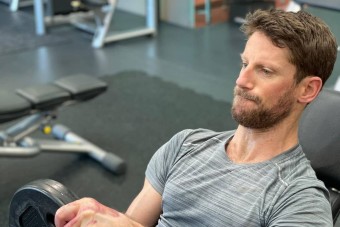 Újra F1-es autóba ül a horrorbalesetben megégett Grosjean