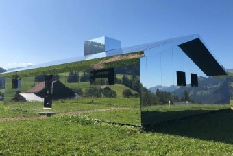 Megosztja a netezőket a látványos tükörfalú ház