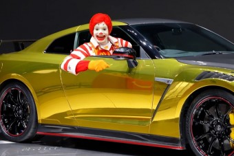 Sportautó jár a hamburger mellé