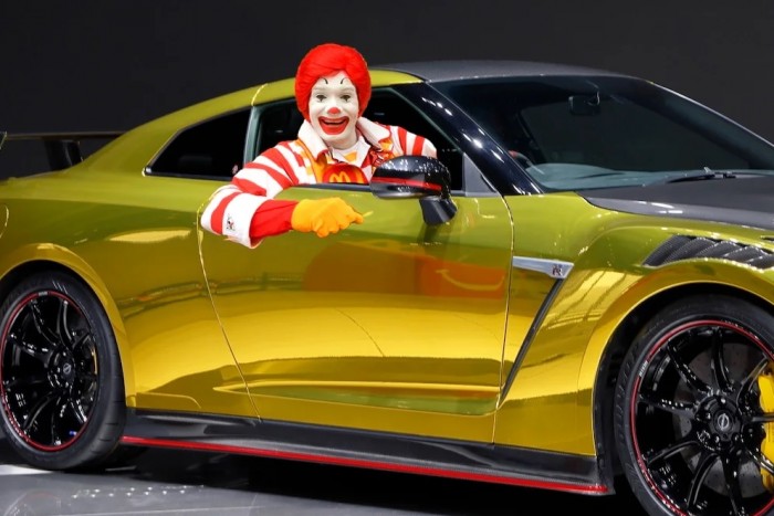 Sportautó jár a hamburger mellé