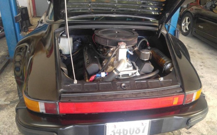 Amerikai V8-as ül a Porsche 911 fenekében 2