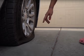 Kiszúrták a kerekét, a tettes otthagyott valami nagyon fájdalmasat