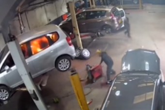 Nézd meg, ahogy a Benny Hill Show zenéjére a hegesztő kigyújt egy Hondát