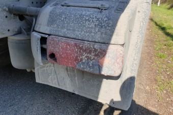 Lebukott a pirosnál a kamionos, ugrott a forgalmi