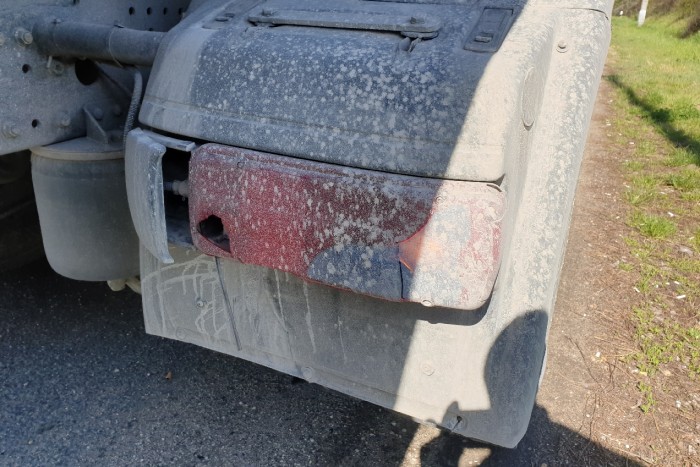 Lebukott a pirosnál a kamionos, ugrott a forgalmi