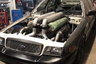 A V12-es tankmotorral szerelt Ford igazi csemege a szemnek és fülnek