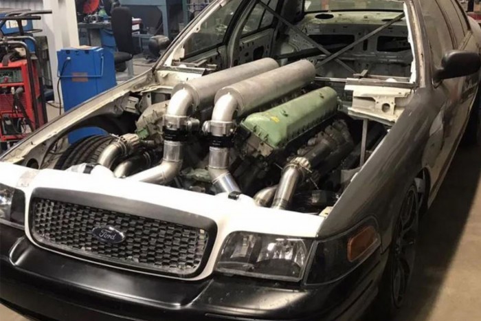 A V12-es tankmotorral szerelt Ford igazi csemege a szemnek és fülnek