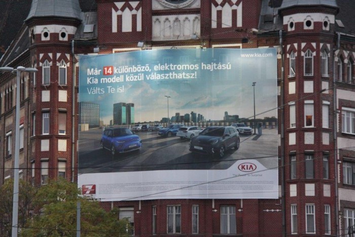 Ez történik a pesti házfalakat takaró óriásreklámokkal 1