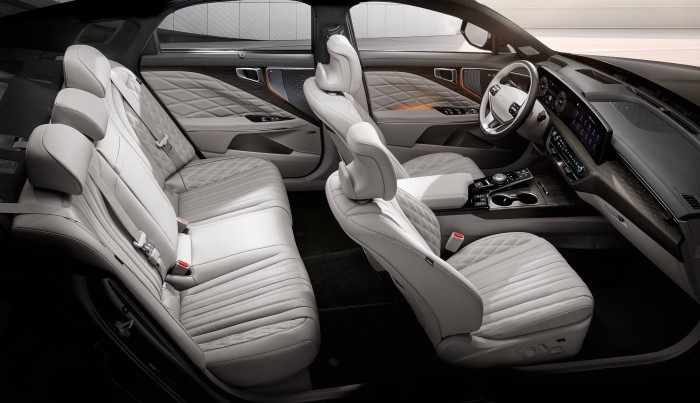 Ötméteres luxusautóval erősít a Kia 8