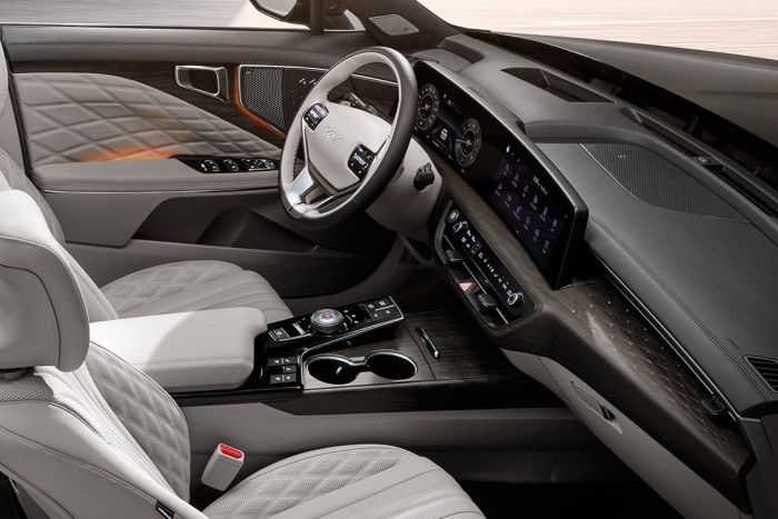 Ötméteres luxusautóval erősít a Kia 6